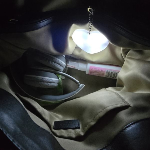 LED obesek v obliki srca na dotik za nahrbtnike, torbe in ključe | HEARTIGLO